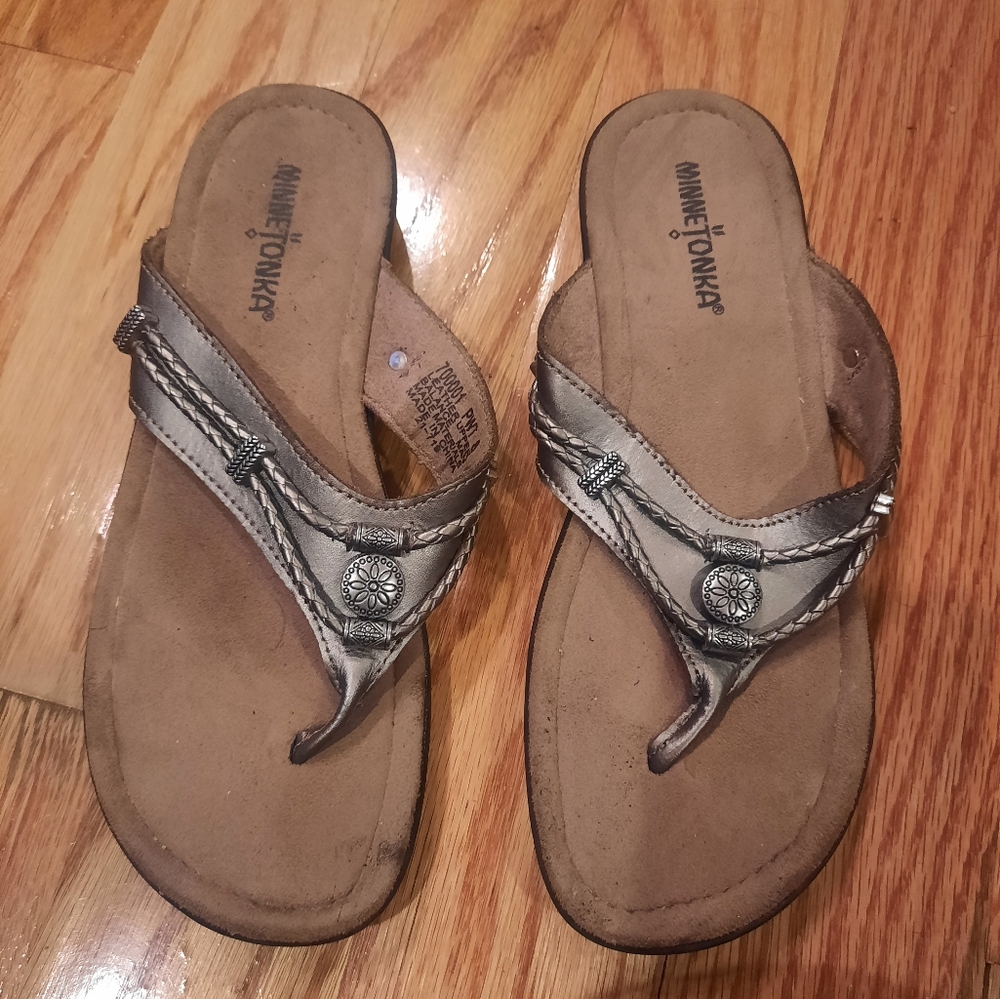 Minnetonka Silver Leather Flip Flops - Western‎ Accents